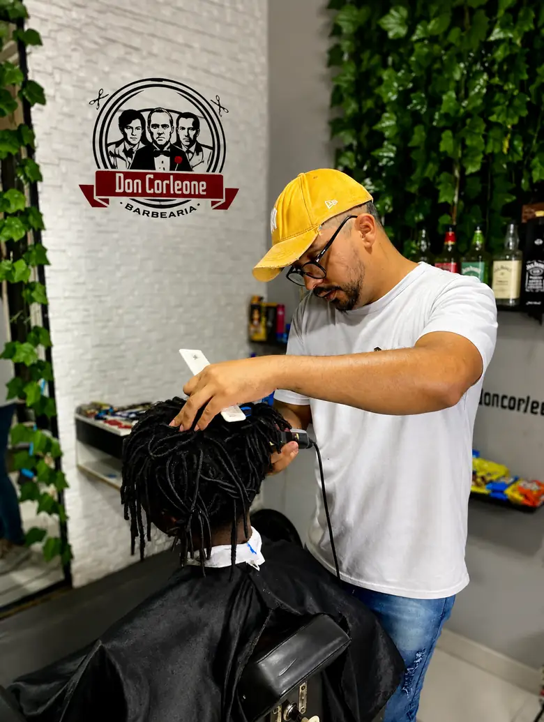 Bruno Gonçalves atendendo na Don Corleone Barbearia